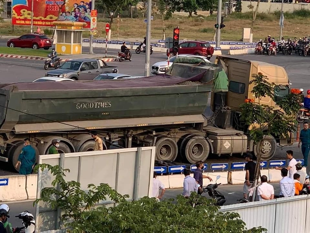 Chạy xe máy vào làn đường ô tô, người đàn ông bị xe ben tông chết thảm - Ảnh 3. Chạy xe máy vào làn đường ô tô, người đàn ông bị xe ben tông chết thảm - Ảnh 3.