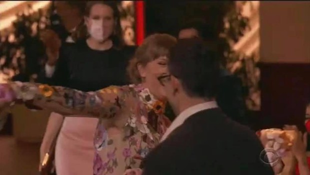 Ngoài vụ váy 200 triệu rách nách của Taylor Swift, showbiz cũng chẳng thiếu mấy pha tai nạn trang phục như thế! - Ảnh 6.