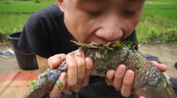 Phẫn nộ hình ảnh ăn cá sống nguyên thau, chế biến mất vệ sinh đến mức dân mạng đua nhau ói khi xem - Ảnh 6.