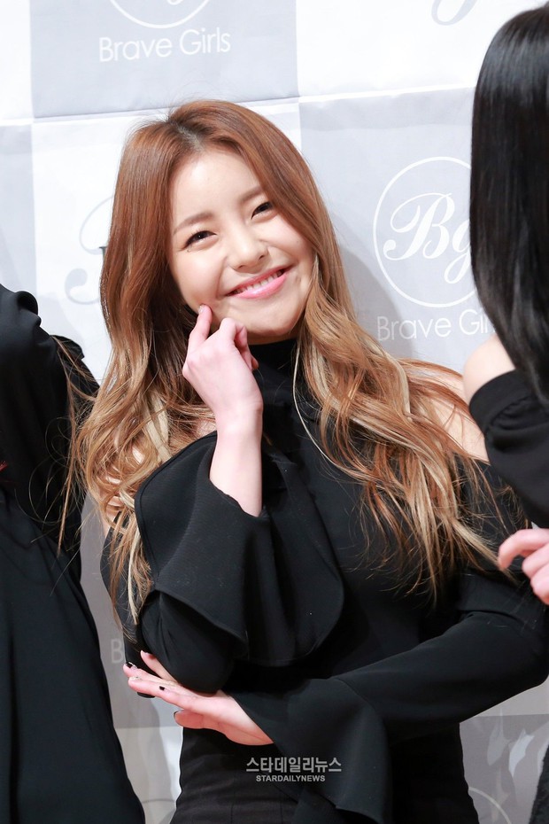 Hiện tượng lịch sử “đè bẹp” cả Rosé (BLACKPINK): Xinh như búp bê, vòng 1 khủng “nhức mắt”, ai ngờ đã 30 tuổi? - Ảnh 10.