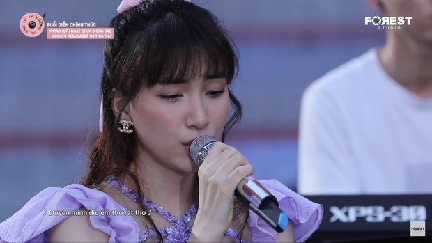 Hòa Minzy được khen ngày càng nhẹ nhàng, tinh tế không còn những màn trưng trổ giọng lấn át đồng nghiệp - Ảnh 4. Hòa Minzy được khen ngày càng nhẹ nhàng, tinh tế không còn những màn trưng trổ giọng lấn át đồng nghiệp - Ảnh 4.