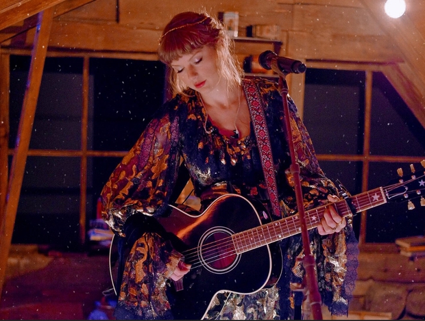 Taylor Swift hóa công chúa mơ màng trong rừng còn Cardi B thì nóng bỏng hết nấc, tưởng sẽ cân được Grammy ai dè cả 2 đều nhạt! - Ảnh 4. Taylor Swift hóa công chúa mơ màng trong rừng còn Cardi B thì nóng bỏng hết nấc, tưởng sẽ cân được Grammy ai dè cả 2 đều nhạt! - Ảnh 4.
