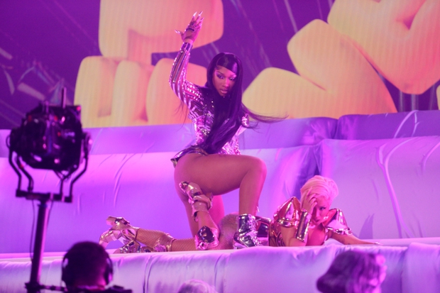 Taylor Swift hóa công chúa mơ màng trong rừng còn Cardi B thì nóng bỏng hết nấc, tưởng sẽ cân được Grammy ai dè cả 2 đều nhạt! - Ảnh 11. Taylor Swift hóa công chúa mơ màng trong rừng còn Cardi B thì nóng bỏng hết nấc, tưởng sẽ cân được Grammy ai dè cả 2 đều nhạt! - Ảnh 11.