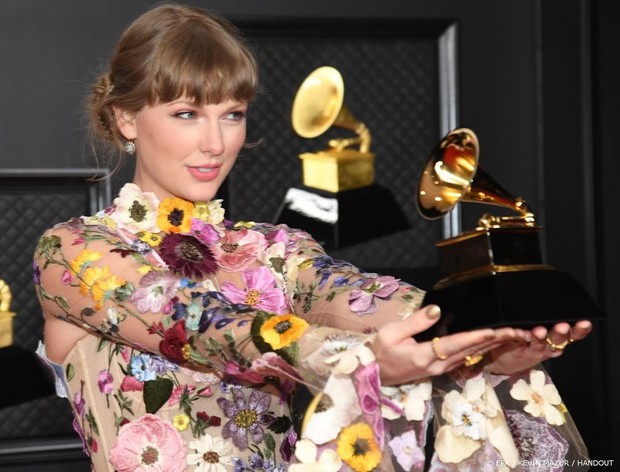 Ngoài vụ váy 200 triệu rách nách của Taylor Swift, showbiz cũng chẳng thiếu mấy pha tai nạn trang phục như thế! - Ảnh 3.