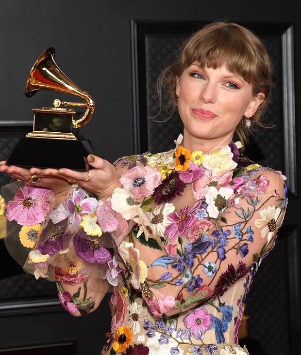 Ngoài vụ váy 200 triệu rách nách của Taylor Swift, showbiz cũng chẳng thiếu mấy pha tai nạn trang phục như thế! - Ảnh 2.