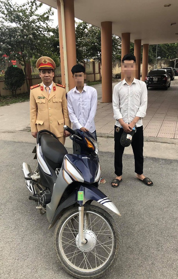 Bốc đầu xe máy đăng TikTok, nam thanh niên 18 tuổi bị xử phạt - Ảnh 2. Bốc đầu xe máy đăng TikTok, nam thanh niên 18 tuổi bị xử phạt - Ảnh 2.