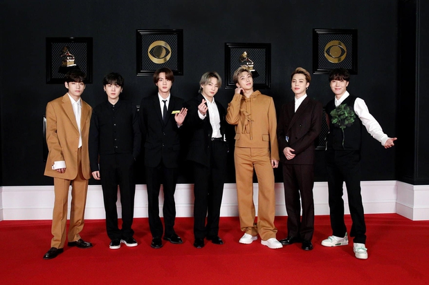 Siêu thảm đỏ Grammy: BTS điển trai xuất sắc, Taylor Swift sến rện chặt chém Doja Cat và em gái Miley hở bạo nhức mắt - Ảnh 7.