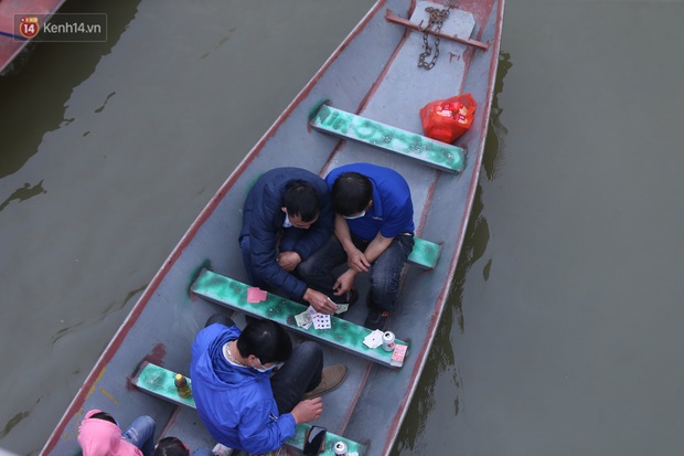 Hà Nội: Xử phạt người công khai đánh bài trên thuyền khi đi lễ chùa Hương - Ảnh 1.
