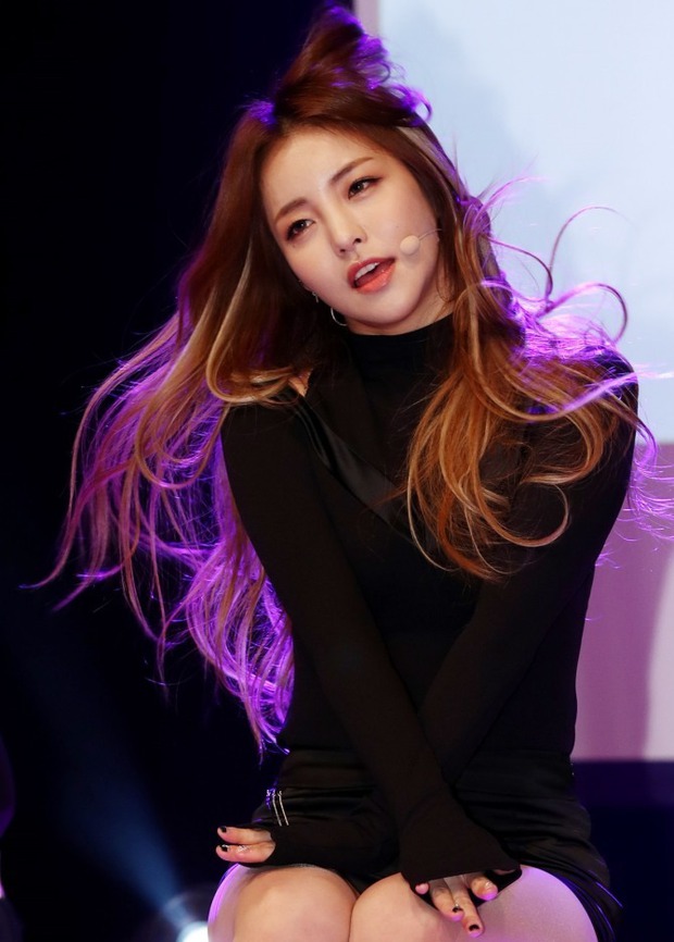 Hiện tượng lịch sử “đè bẹp” cả Rosé (BLACKPINK): Xinh như búp bê, vòng 1 khủng “nhức mắt”, ai ngờ đã 30 tuổi? - Ảnh 12.