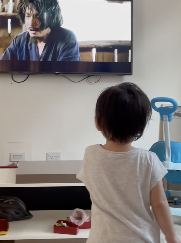 Con gái Quách Ngọc Ngoan và Phượng Chanel mê xem phim ba đóng, gia đình kiên quyết giấu mặt tới cùng để bảo vệ sự riêng tư - Ảnh 2. Con gái Quách Ngọc Ngoan và Phượng Chanel mê xem phim ba đóng, gia đình kiên quyết giấu mặt tới cùng để bảo vệ sự riêng tư - Ảnh 2.