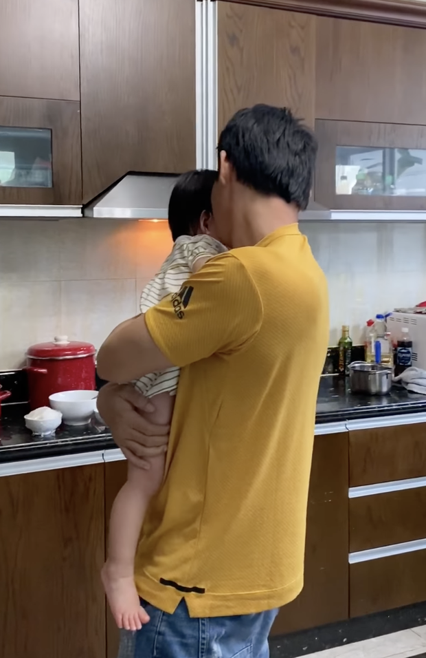 Con gái Quách Ngọc Ngoan và Phượng Chanel mê xem phim ba đóng, gia đình kiên quyết giấu mặt tới cùng để bảo vệ sự riêng tư - Ảnh 4. Con gái Quách Ngọc Ngoan và Phượng Chanel mê xem phim ba đóng, gia đình kiên quyết giấu mặt tới cùng để bảo vệ sự riêng tư - Ảnh 4.