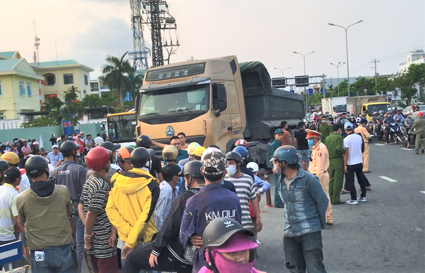 Chạy xe máy vào làn đường ô tô, người đàn ông bị xe ben tông chết thảm - Ảnh 7. Chạy xe máy vào làn đường ô tô, người đàn ông bị xe ben tông chết thảm - Ảnh 7.