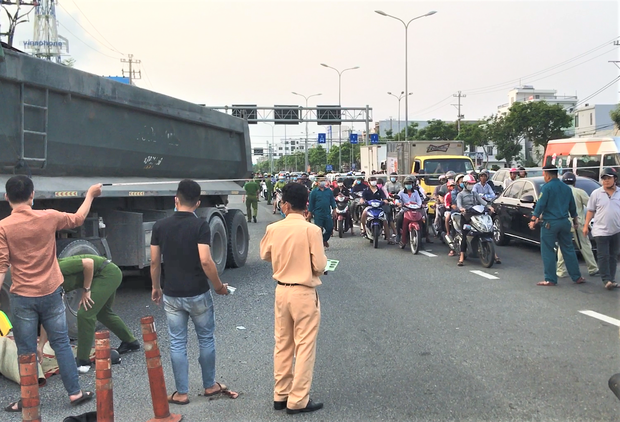 Chạy xe máy vào làn đường ô tô, người đàn ông bị xe ben tông chết thảm - Ảnh 8. Chạy xe máy vào làn đường ô tô, người đàn ông bị xe ben tông chết thảm - Ảnh 8.