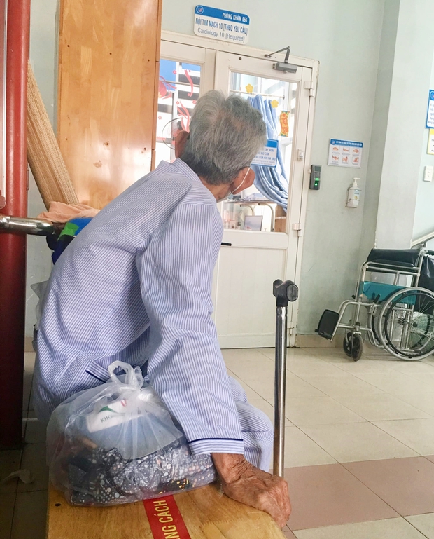 Chuyện ấm lòng giữa Sài Gòn: Bác sĩ bán vé số giúp cụ bà nhồi máu cơ tim, tranh thủ giờ vàng cứu sống bệnh nhân - Ảnh 1.