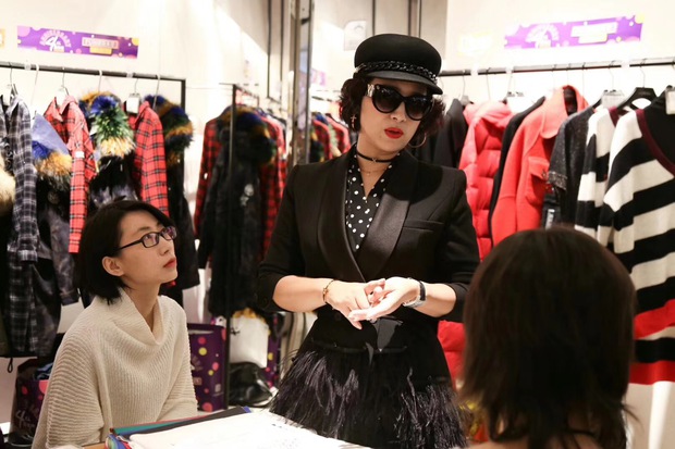 Giới nhà giàu Trung Quốc chuộng mốt thuê người mua sắm hộ: Từ dọn tủ đến cải tổ style, giá sương sương 3 triệu/giờ - Ảnh 2.