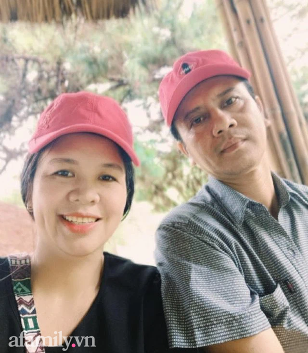 Ảnh chú rể 24 năm trước đẹp trai như tài tử nhận 5,8 triệu lượt xem: Đi bán rau ở chợ, cô gái trẻ lọt mắt xanh của bà bán hoa rồi thành công cưới anh chồng đẹp nhất xóm - Ảnh 6.