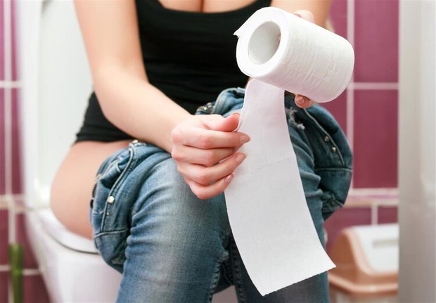 Sử dụng giấy sau khi đi vệ sinh: Việc đơn giản nhưng nhiều chị em vẫn làm sai, có thể dễ dàng mắc bệnh phụ khoa - Ảnh 1.