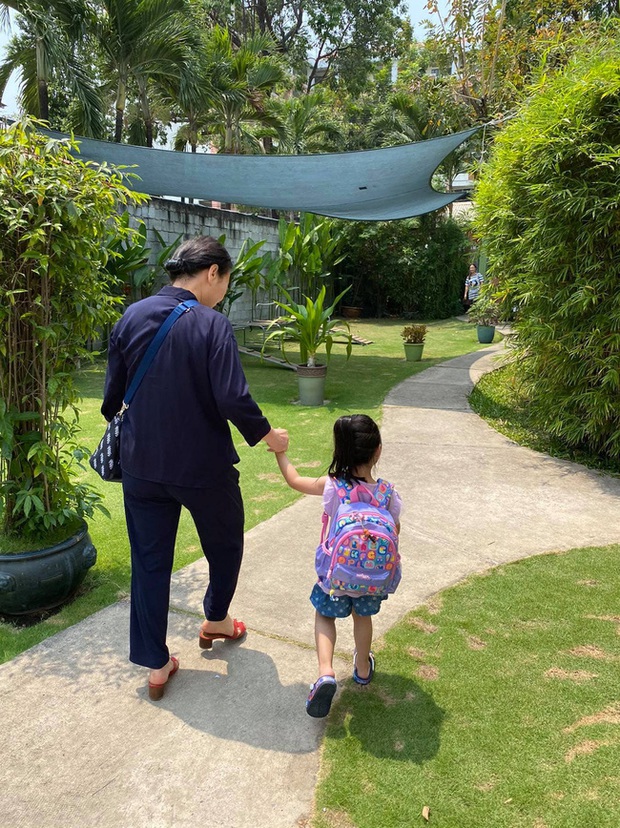 Ông xã Đặng Thu Thảo khoe cảnh con gái ngoan ngoãn đi học, bé Sophie gây ấn tượng vì nhìn lớn phổng phao - Ảnh 2.