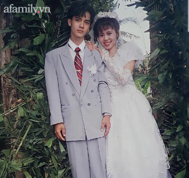 Ảnh chú rể 24 năm trước đẹp trai như tài tử nhận 5,8 triệu lượt xem: Đi bán rau ở chợ, cô gái trẻ lọt mắt xanh của bà bán hoa rồi thành công cưới anh chồng đẹp nhất xóm - Ảnh 4.