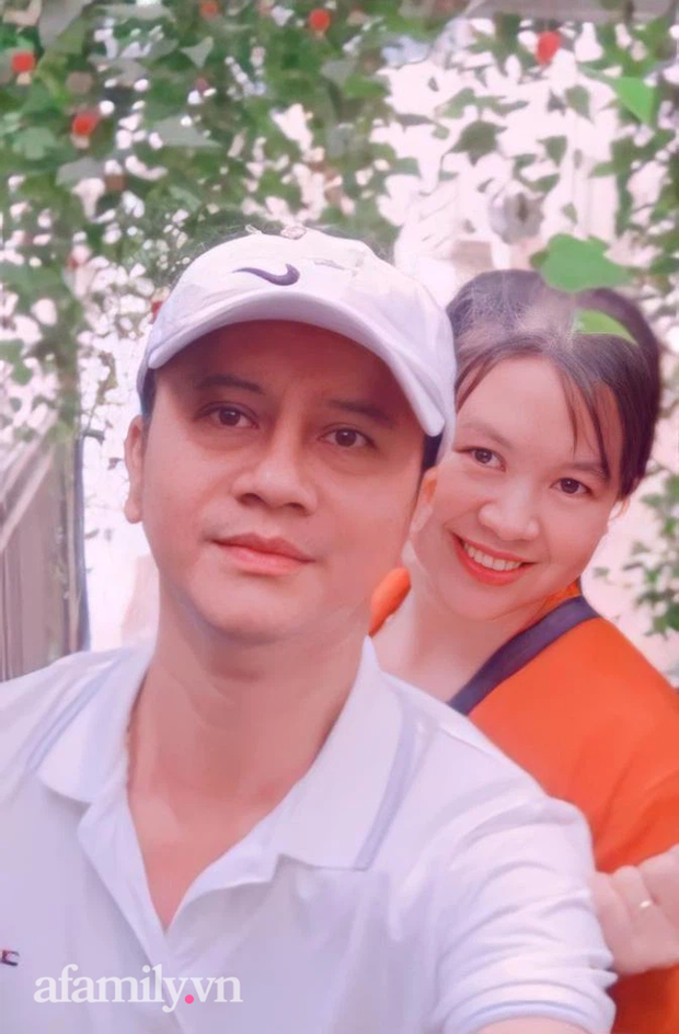 Ảnh chú rể 24 năm trước đẹp trai như tài tử nhận 5,8 triệu lượt xem: Đi bán rau ở chợ, cô gái trẻ lọt mắt xanh của bà bán hoa rồi thành công cưới anh chồng đẹp nhất xóm - Ảnh 5.