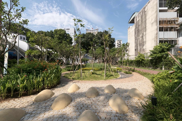 Ông xã Đặng Thu Thảo khoe cảnh con gái ngoan ngoãn đi học, bé Sophie gây ấn tượng vì nhìn lớn phổng phao - Ảnh 7.