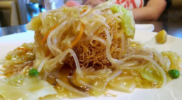 Đang ăn trưa thì 6 học sinh đột nhiên mẻ răng, nhìn vào bát mì ai cũng rùng mình trước sự thật nấu ăn của nhà trường - Ảnh 2.