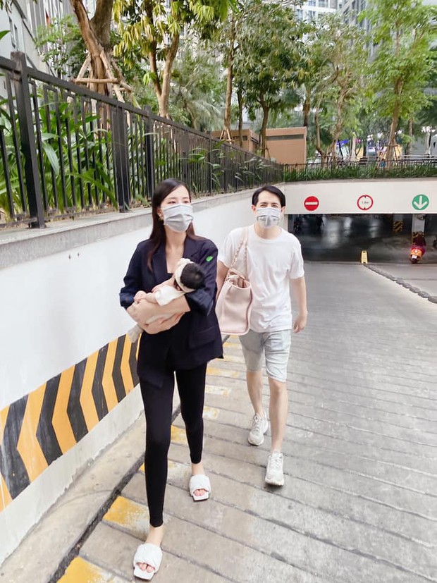 Clip: Mới 3 tháng tuổi con gái Đông Nhi đã ra dáng 