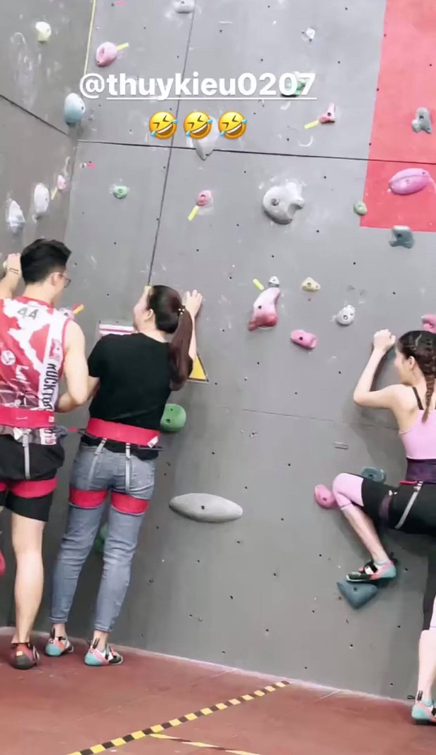 Sáng sớm Ngọc Trinh rủ trợ lý đi leo núi mà Thuý Kiều cứ mải mê bên trai đẹp 6 múi với bộ đồ “sai quá sai”! - Ảnh 7.