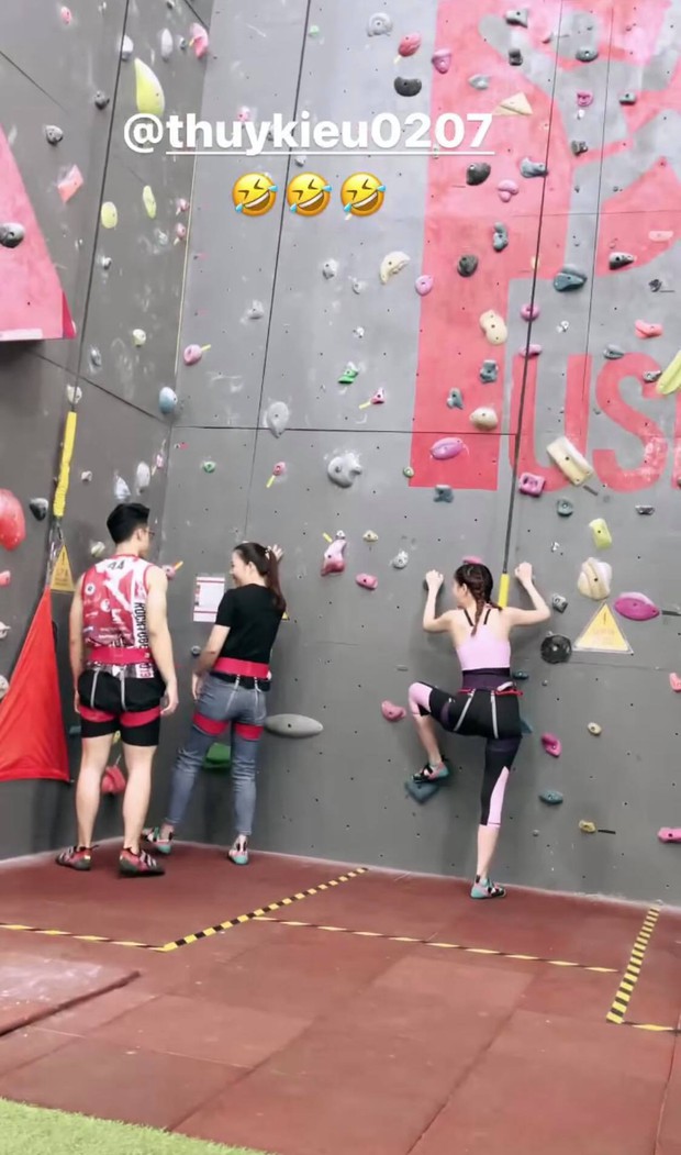 Sáng sớm Ngọc Trinh rủ trợ lý đi leo núi mà Thuý Kiều cứ mải mê bên trai đẹp 6 múi với bộ đồ “sai quá sai”! - Ảnh 6.