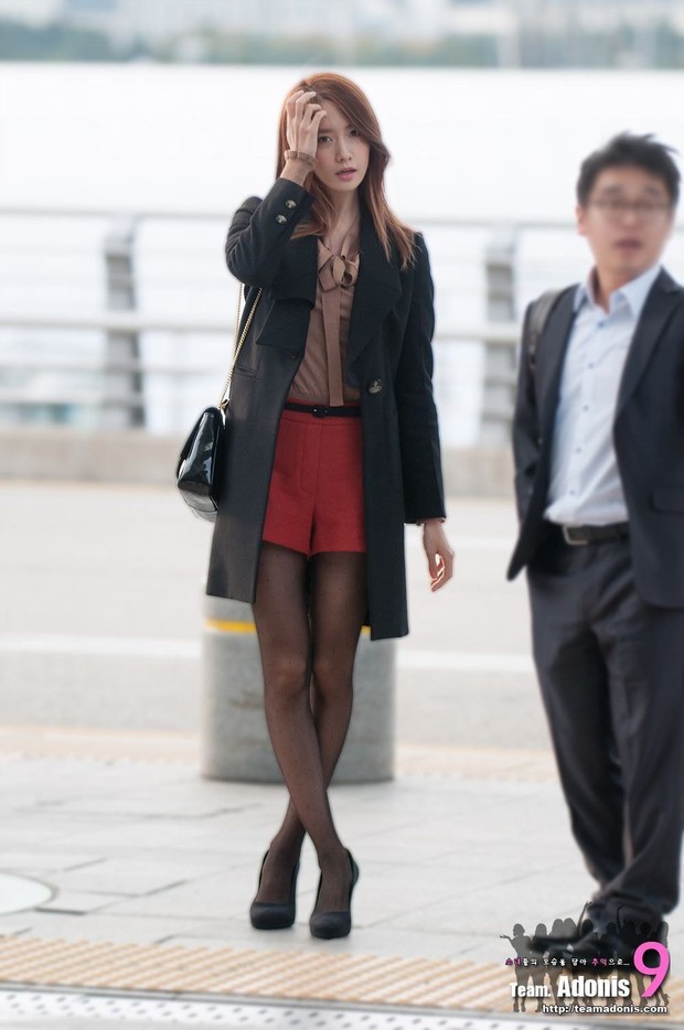 Ngỡ ngàng màn biến đổi chân vòng kiềng chữ O thành thẳng tắp khó tin của Yoona, netizen xếp hàng vội xin bí kíp - Ảnh 2.