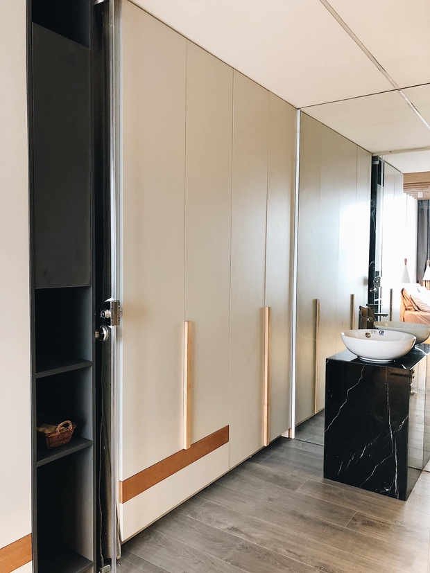 Vợ chồng KTS tự thiết kế căn hộ Vinhomes, chiếc giường không đụng hàng gây tranh cãi - Ảnh 8. Vợ chồng KTS tự thiết kế căn hộ Vinhomes, chiếc giường không đụng hàng gây tranh cãi - Ảnh 8.