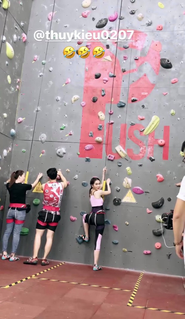 Sáng sớm Ngọc Trinh rủ trợ lý đi leo núi mà Thuý Kiều cứ mải mê bên trai đẹp 6 múi với bộ đồ “sai quá sai”! - Ảnh 5.