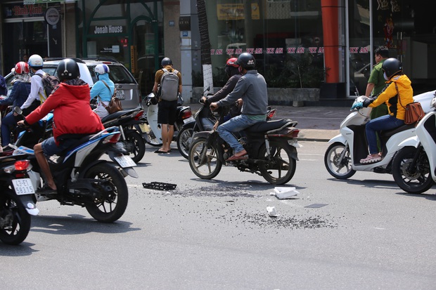 Xe chở quan tài bốc cháy ngùn ngụt giữa phố Đà Nẵng, 2 thanh niên đi đường mải theo dõi nên xảy ra va chạm - Ảnh 10.