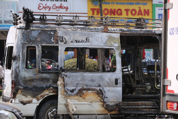 Xe chở quan tài bốc cháy ngùn ngụt giữa phố Đà Nẵng, 2 thanh niên đi đường mải theo dõi nên xảy ra va chạm - Ảnh 3.