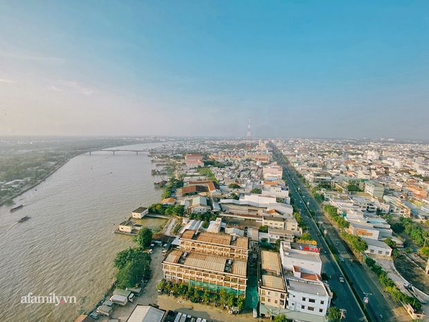 LÀNG ĐẠI GIA được bảo vệ chặt nhất Cần Thơ, toàn biệt phủ phong cách không có gì ngoài đất, cổng trước đậu ô tô, cổng sau đậu vài du thuyền vẫn còn rộng - Ảnh 1.