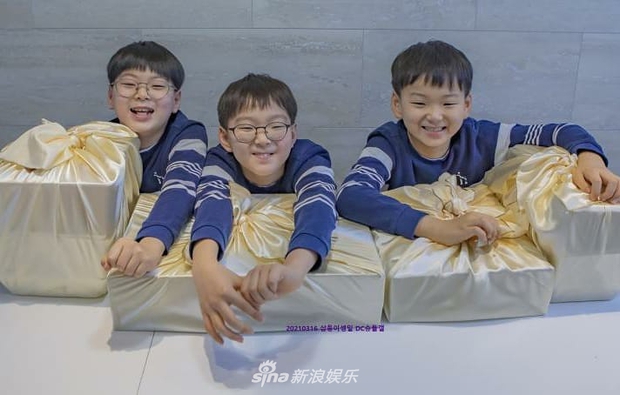 Ảnh sinh nhật 9 tuổi của Daehan - Manse - Minguk gây bất ngờ: Ba hoàng tử bé khoe chân siêu dài, visual khác hẳn ngày trước - Ảnh 3. Ảnh sinh nhật 9 tuổi của Daehan - Manse - Minguk gây bất ngờ: Ba hoàng tử bé khoe chân siêu dài, visual khác hẳn ngày trước - Ảnh 3.