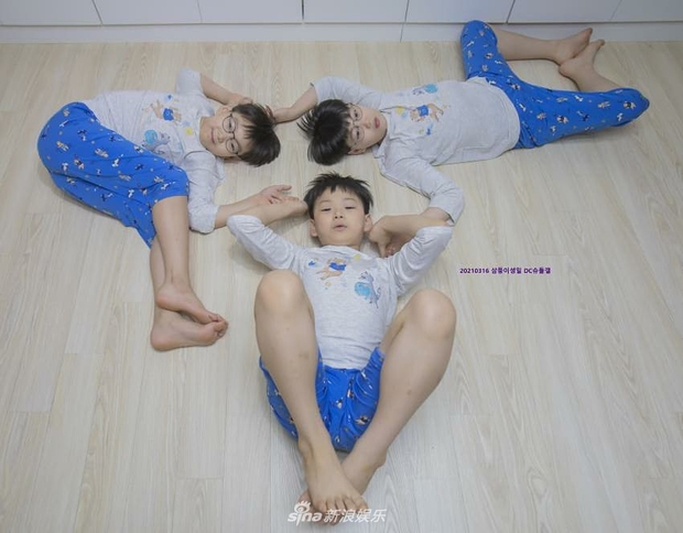 Ảnh sinh nhật 9 tuổi của Daehan - Manse - Minguk gây bất ngờ: Ba hoàng tử bé khoe chân siêu dài, visual khác hẳn ngày trước - Ảnh 5. Ảnh sinh nhật 9 tuổi của Daehan - Manse - Minguk gây bất ngờ: Ba hoàng tử bé khoe chân siêu dài, visual khác hẳn ngày trước - Ảnh 5.