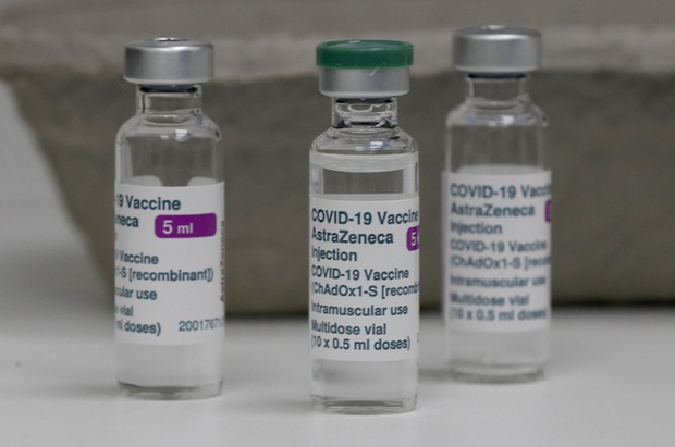 Ngừng tiêm vaccine AstraZeneca hàng loạt: Có phải hiệu ứng Domino? - Ảnh 1.