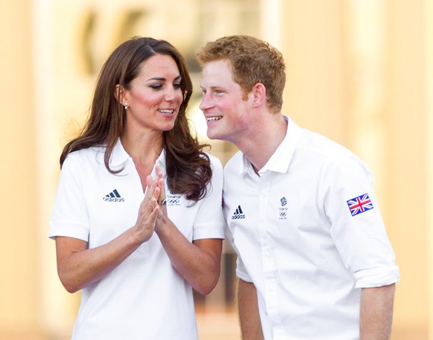 Harry từng khiến chị dâu Kate bật khóc tại lễ cưới với Hoàng tử William, nhìn lại mối quan hệ chị dâu - em chồng ai cũng tiếc nuối - Ảnh 3. Harry từng khiến chị dâu Kate bật khóc tại lễ cưới với Hoàng tử William, nhìn lại mối quan hệ chị dâu - em chồng ai cũng tiếc nuối - Ảnh 3.