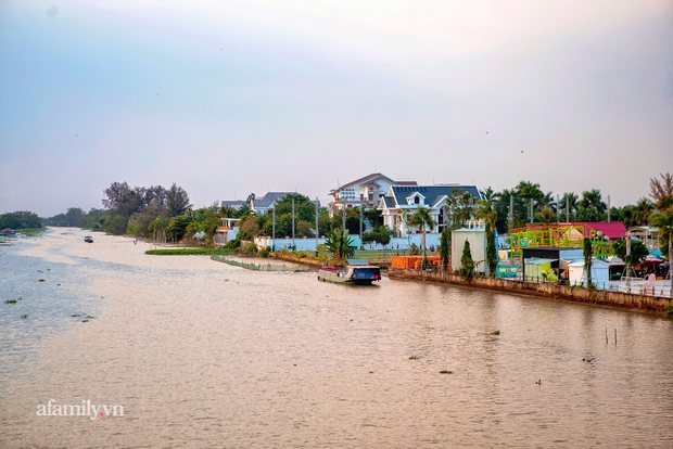 LÀNG ĐẠI GIA được bảo vệ chặt nhất Cần Thơ, toàn biệt phủ phong cách không có gì ngoài đất, cổng trước đậu ô tô, cổng sau đậu vài du thuyền vẫn còn rộng - Ảnh 9.