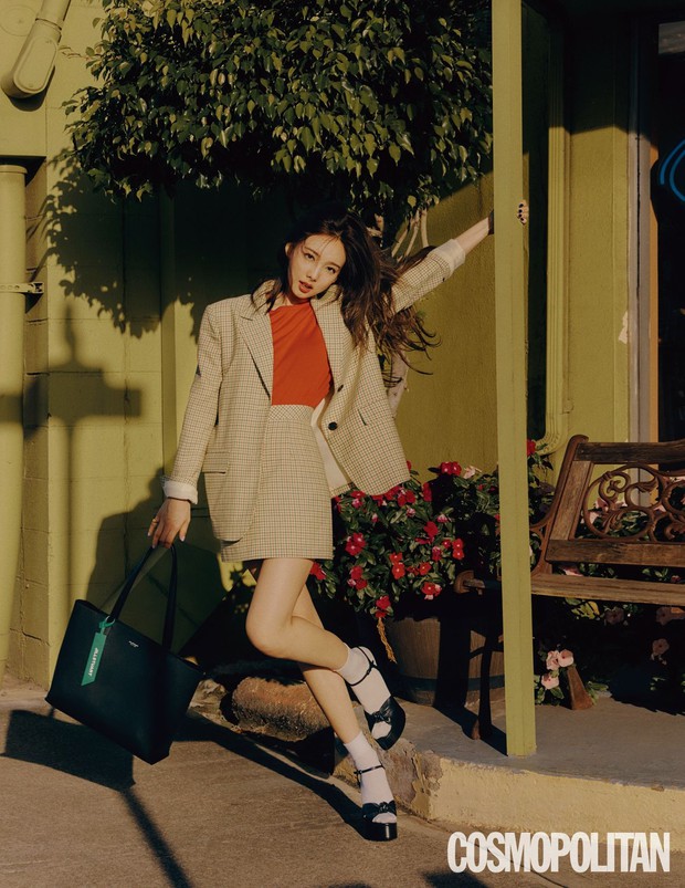 Đến lúc TWICE bỏ được mác mặc đồ hiệu như đồ chợ, tất cả là nhờ bộ ảnh lột xác 180 độ sexy của chị cả Nayeon - Ảnh 10. Đến lúc TWICE bỏ được mác mặc đồ hiệu như đồ chợ, tất cả là nhờ bộ ảnh lột xác 180 độ sexy của chị cả Nayeon - Ảnh 10.