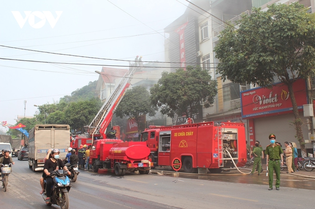 Cháy lớn tại quán Karaoke ở thành phố Sơn La - Ảnh 1.
