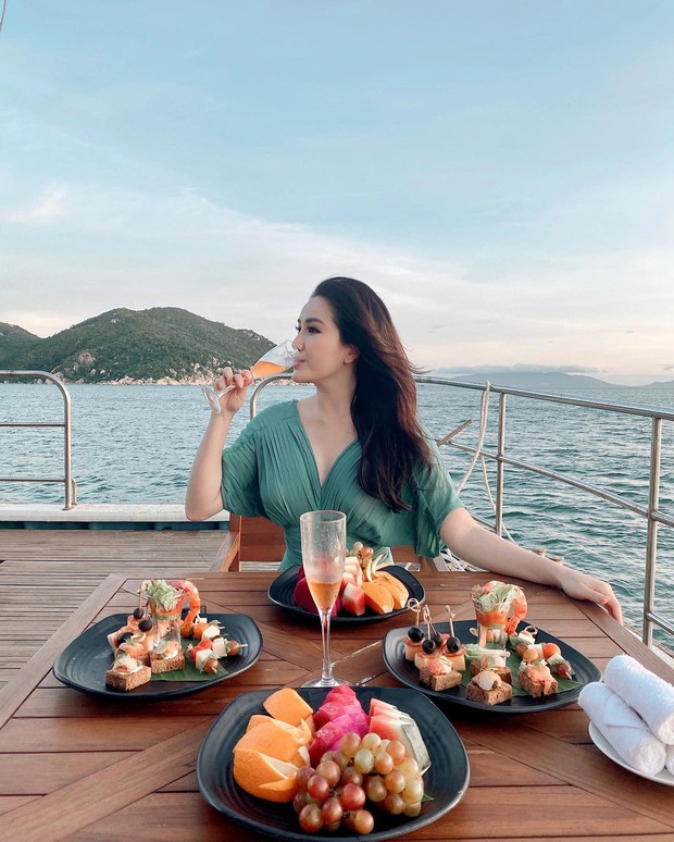 Cuộc sống giản dị của Bảo Thy gần đây: Buồn thì check-in khách sạn 5 sao, buồn hơn nữa diện bikini ra biển pose hình so deep - Ảnh 3. Cuộc sống giản dị của Bảo Thy gần đây: Buồn thì check-in khách sạn 5 sao, buồn hơn nữa diện bikini ra biển pose hình so deep - Ảnh 3.