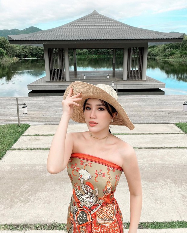 Cuộc sống giản dị của Bảo Thy gần đây: Buồn thì check-in khách sạn 5 sao, buồn hơn nữa diện bikini ra biển pose hình so deep - Ảnh 4. Cuộc sống giản dị của Bảo Thy gần đây: Buồn thì check-in khách sạn 5 sao, buồn hơn nữa diện bikini ra biển pose hình so deep - Ảnh 4.