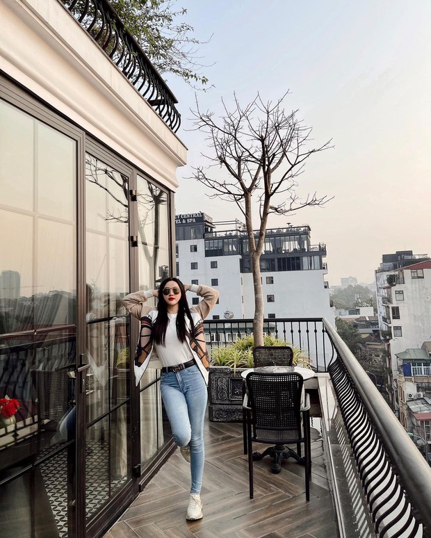 Cuộc sống giản dị của Bảo Thy gần đây: Buồn thì check-in khách sạn 5 sao, buồn hơn nữa diện bikini ra biển pose hình so deep - Ảnh 2. Cuộc sống giản dị của Bảo Thy gần đây: Buồn thì check-in khách sạn 5 sao, buồn hơn nữa diện bikini ra biển pose hình so deep - Ảnh 2.