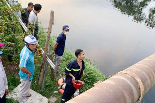 TP.HCM: Cô gái 25 tuổi nhảy cầu, mất tích dưới dòng sông đen ngòm - Ảnh 2. TP.HCM: Cô gái 25 tuổi nhảy cầu, mất tích dưới dòng sông đen ngòm - Ảnh 2.