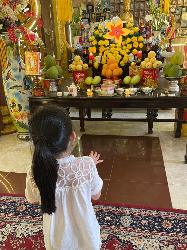Bé Lavie đến thắp hương vào ngày giỗ đầu của cố NS Mai Phương, ngây thơ đứng trước di ảnh mẹ gây xót xa - Ảnh 2. Bé Lavie đến thắp hương vào ngày giỗ đầu của cố NS Mai Phương, ngây thơ đứng trước di ảnh mẹ gây xót xa - Ảnh 2.