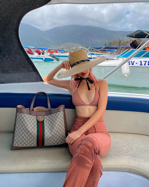 Quỳnh Anh Shyn thay hẳn 2 bộ bước vào đại chiến bikini nhưng pose hơi cồng kềnh và đau lưng thì phải - Ảnh 16. Quỳnh Anh Shyn thay hẳn 2 bộ bước vào đại chiến bikini nhưng pose hơi cồng kềnh và đau lưng thì phải - Ảnh 16.