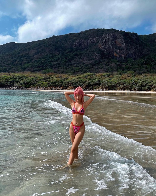 Quỳnh Anh Shyn thay hẳn 2 bộ bước vào đại chiến bikini nhưng pose hơi cồng kềnh và đau lưng thì phải - Ảnh 18. Quỳnh Anh Shyn thay hẳn 2 bộ bước vào đại chiến bikini nhưng pose hơi cồng kềnh và đau lưng thì phải - Ảnh 18.