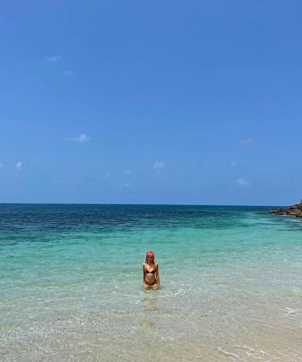 Quỳnh Anh Shyn thay hẳn 2 bộ bước vào đại chiến bikini nhưng pose hơi cồng kềnh và đau lưng thì phải - Ảnh 4. Quỳnh Anh Shyn thay hẳn 2 bộ bước vào đại chiến bikini nhưng pose hơi cồng kềnh và đau lưng thì phải - Ảnh 4.